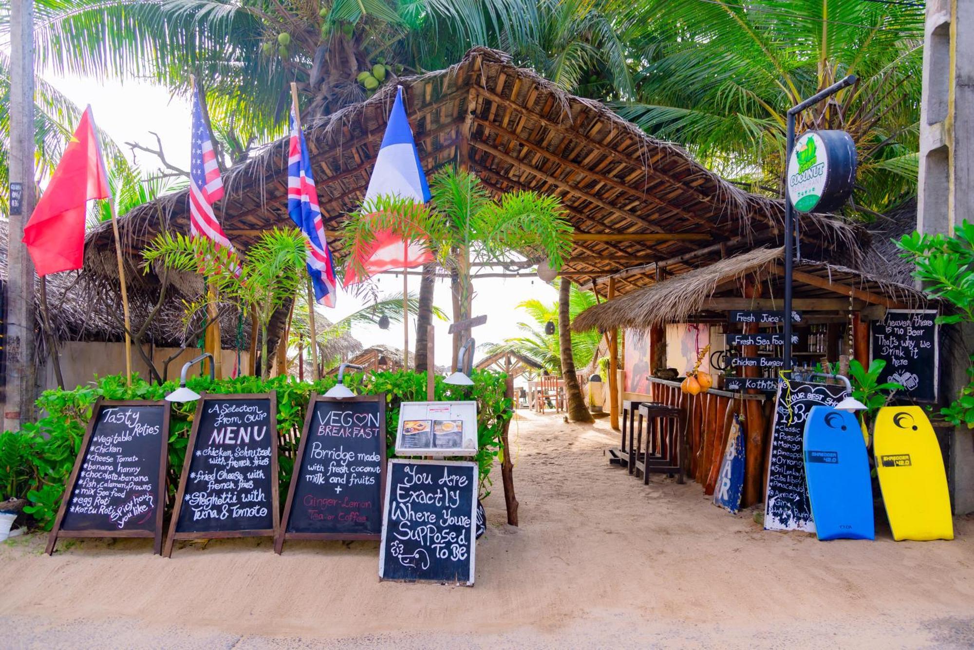 Golden Surfer Beach Hotel Тангалла Экстерьер фото