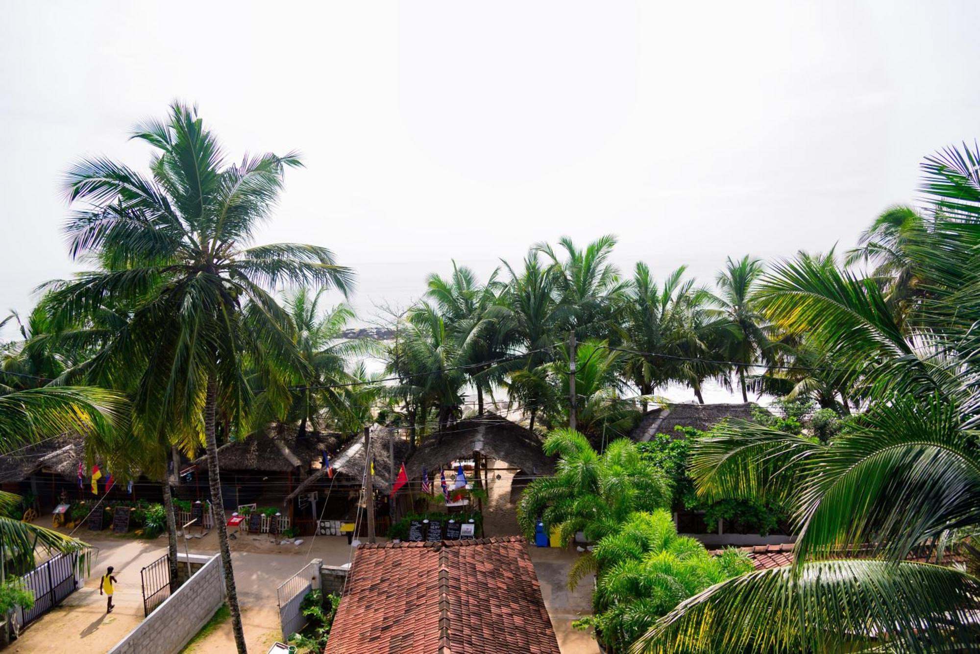 Golden Surfer Beach Hotel Тангалла Экстерьер фото