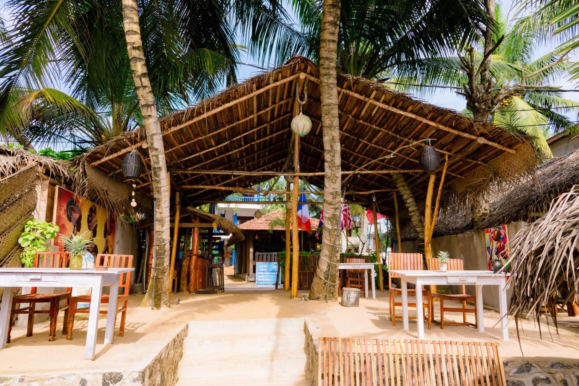 Golden Surfer Beach Hotel Тангалла Экстерьер фото