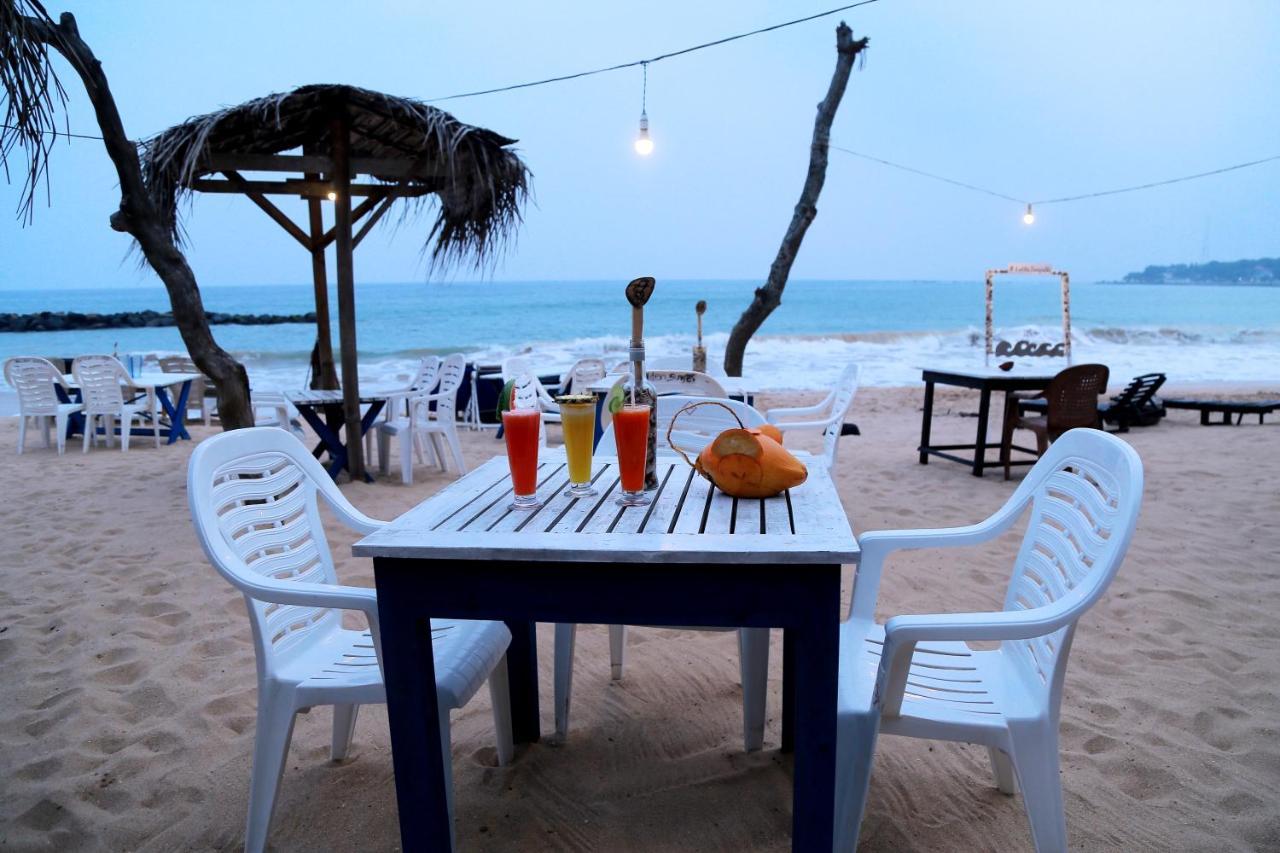 Golden Surfer Beach Hotel Тангалла Экстерьер фото