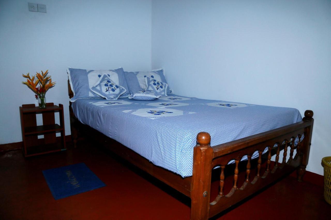 Golden Surfer Beach Hotel Тангалла Экстерьер фото