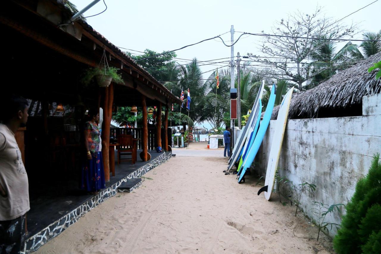 Golden Surfer Beach Hotel Тангалла Экстерьер фото