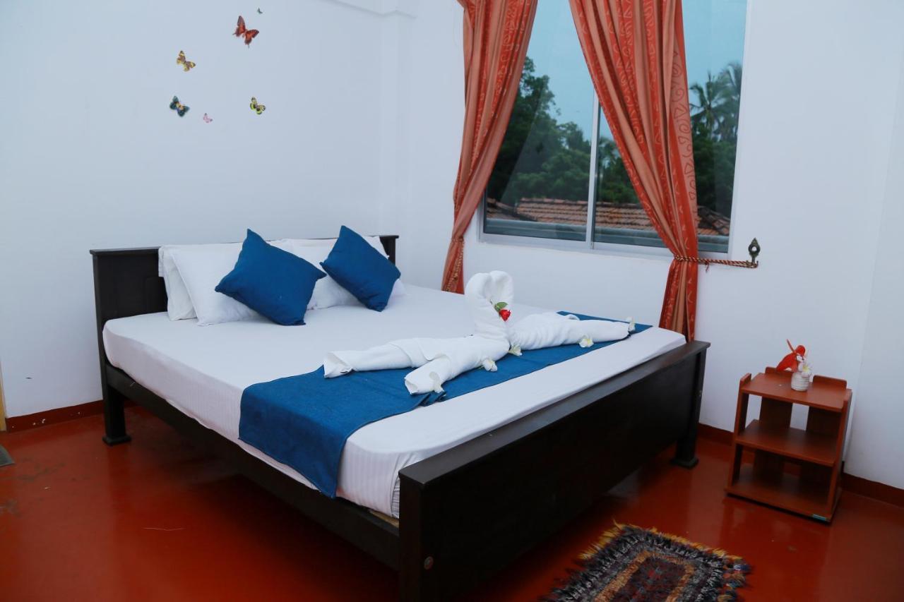 Golden Surfer Beach Hotel Тангалла Экстерьер фото