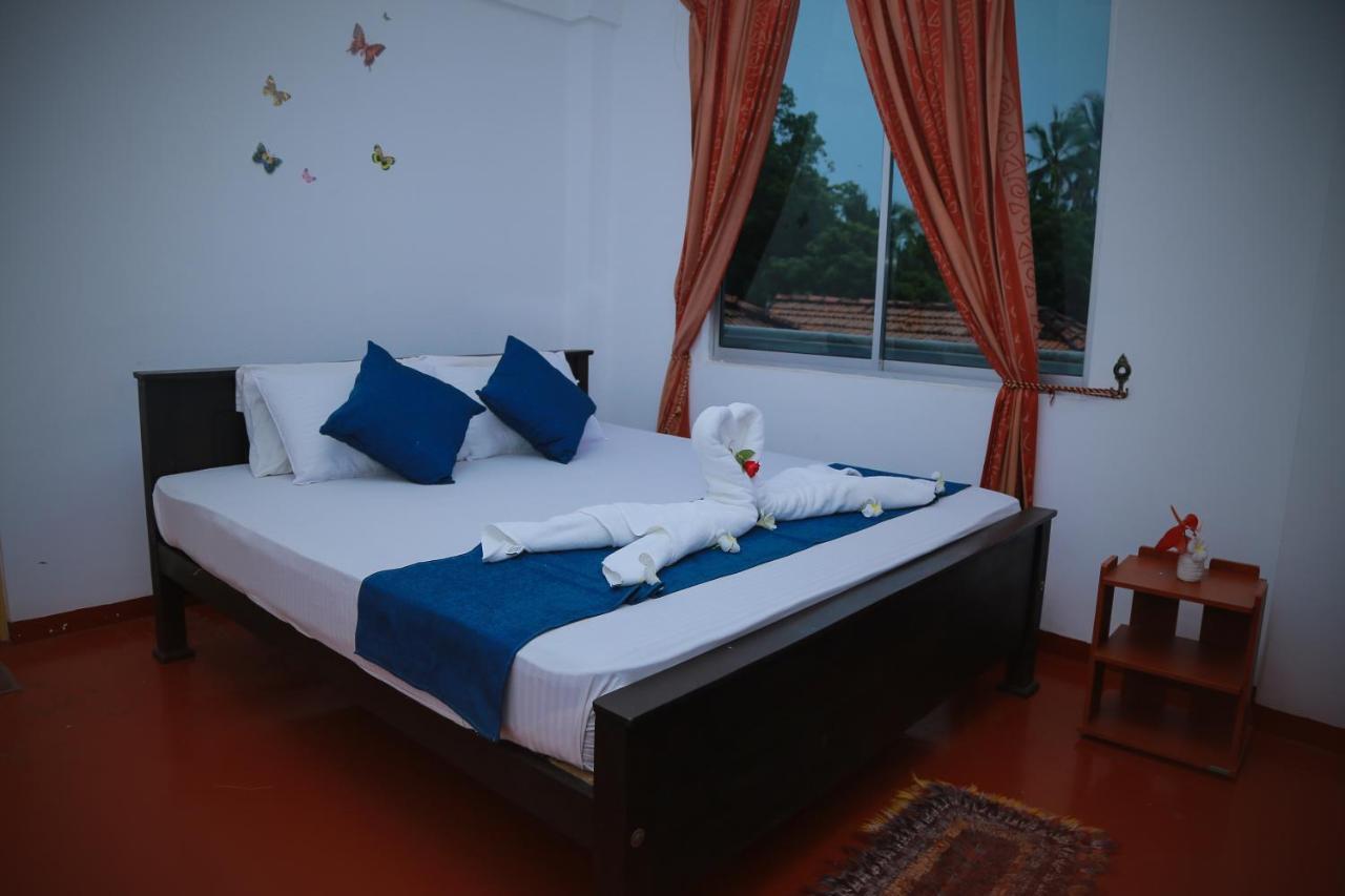 Golden Surfer Beach Hotel Тангалла Экстерьер фото