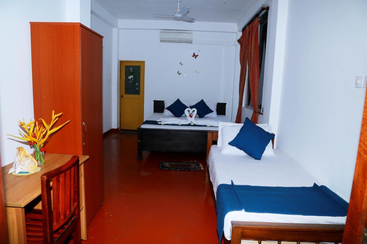 Golden Surfer Beach Hotel Тангалла Экстерьер фото