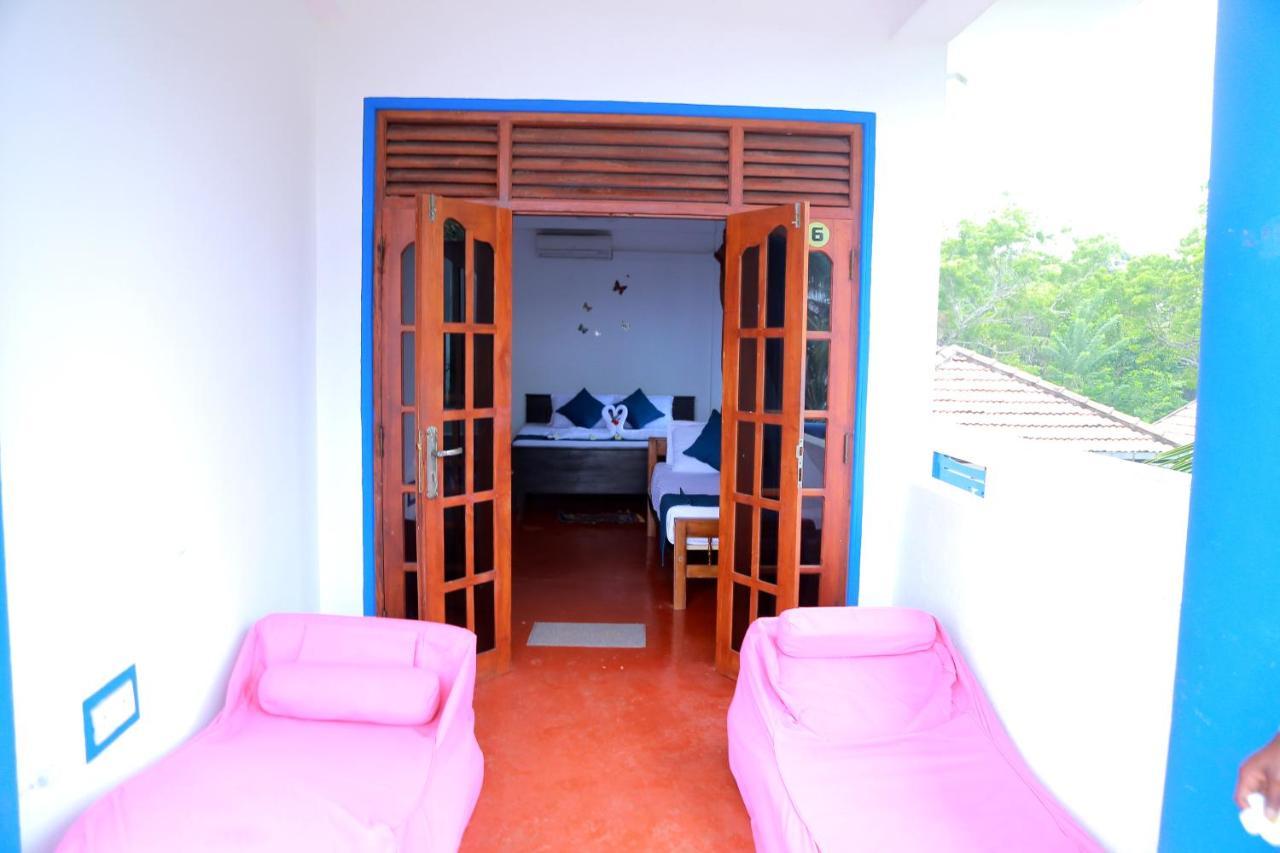 Golden Surfer Beach Hotel Тангалла Экстерьер фото