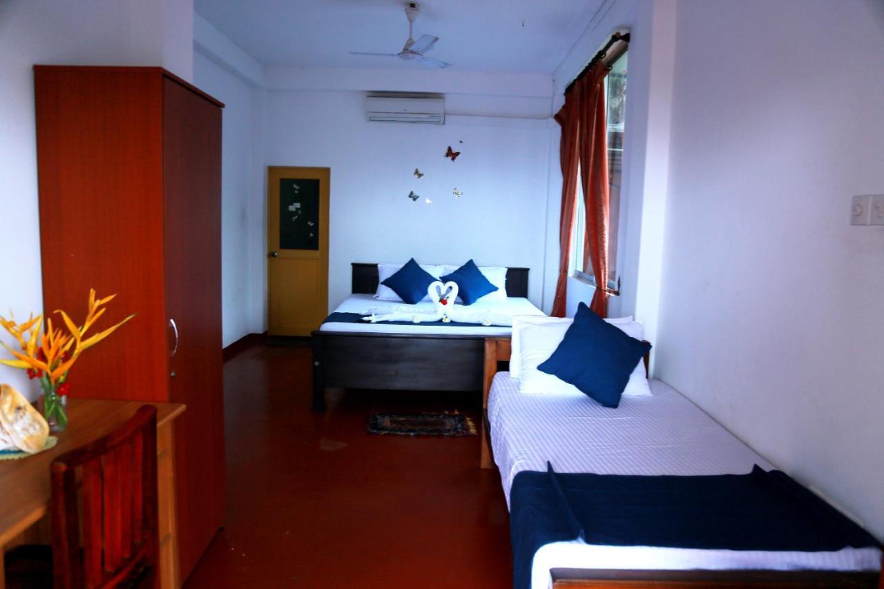 Golden Surfer Beach Hotel Тангалла Экстерьер фото